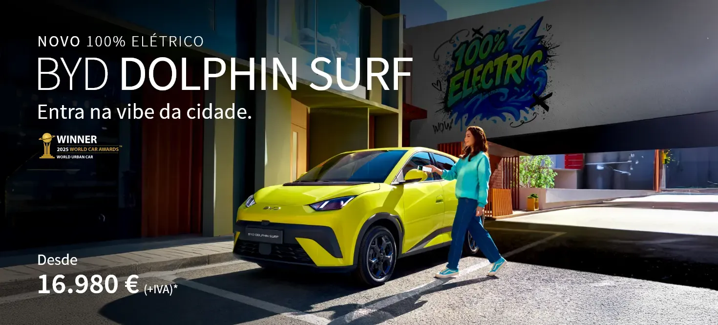 BYD DOLPHIN SURF parado na estrada com grafitis atrás e pessoa a abrir o carro