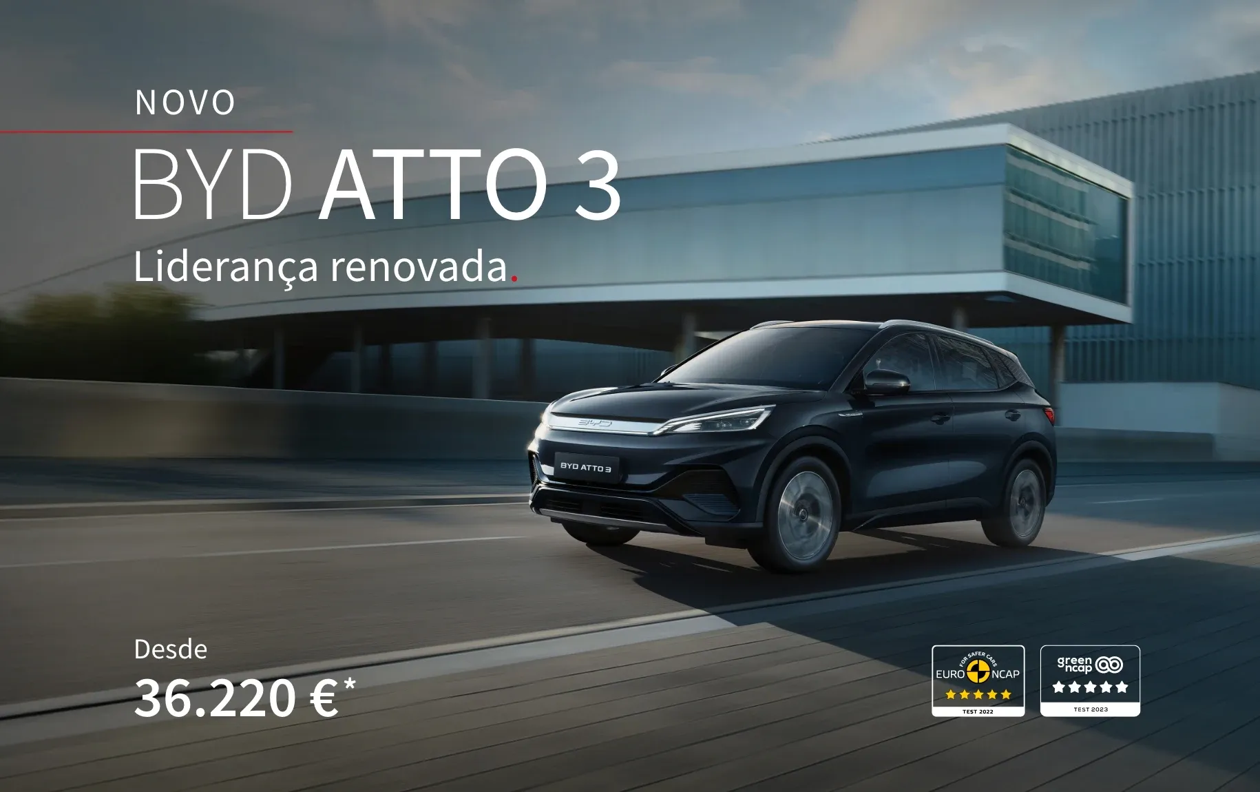 BYD ATTO 3 preto na estrada