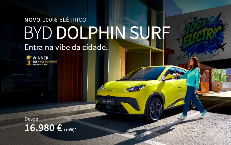 BYD DOLPHIN SURF parado na estrada com grafitis atrás e pessoa a abrir o carro