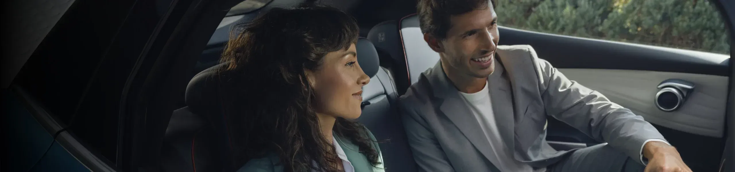 Casal divertido no interior de um BYD