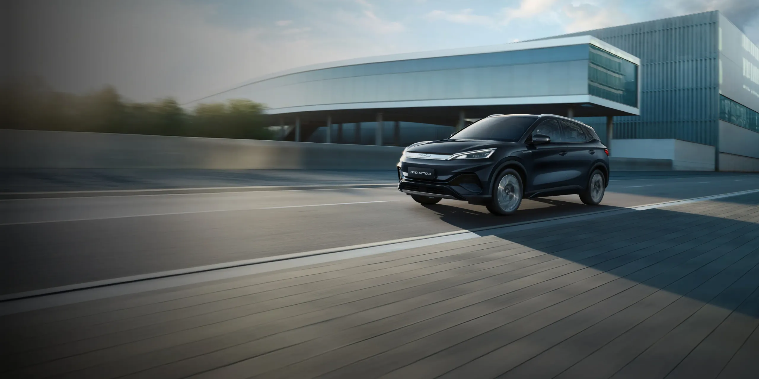 BYD ATTO 3 preto na estrada