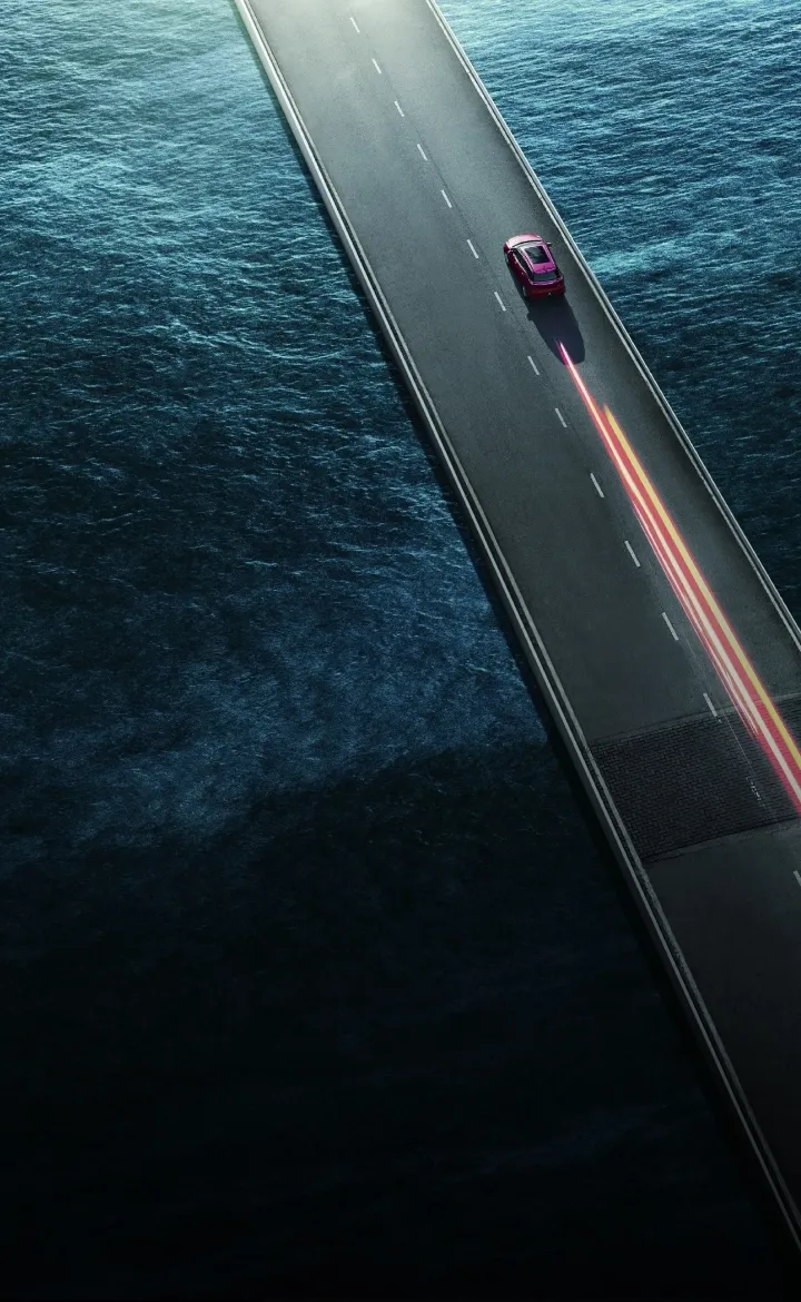 BYD na estrada no meio do mar 