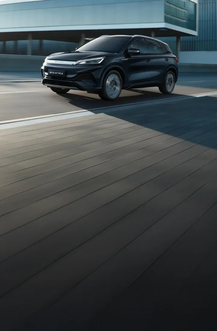 BYD ATTO 3 preto na estrada