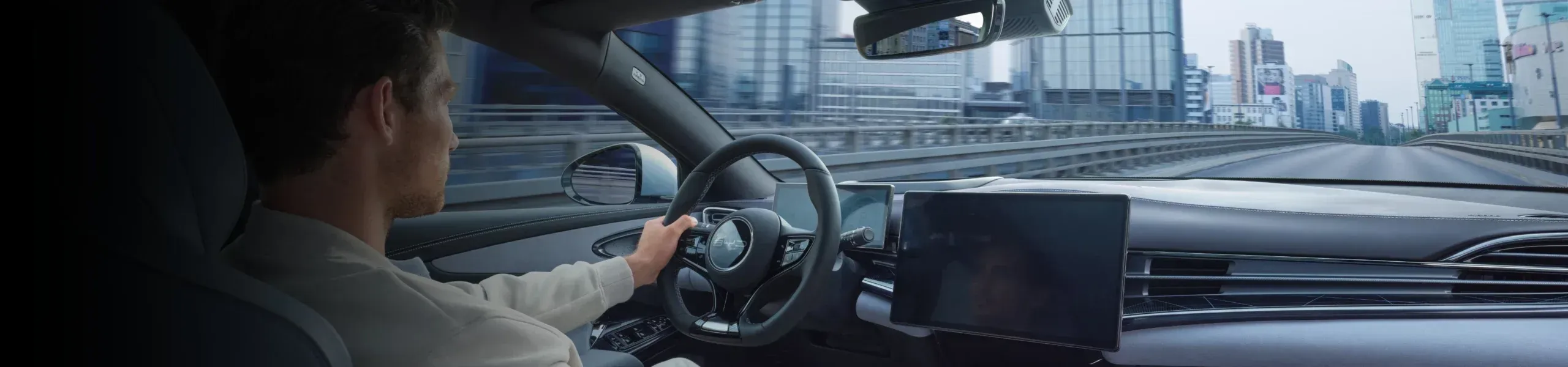 Homem ao volante de um BYD