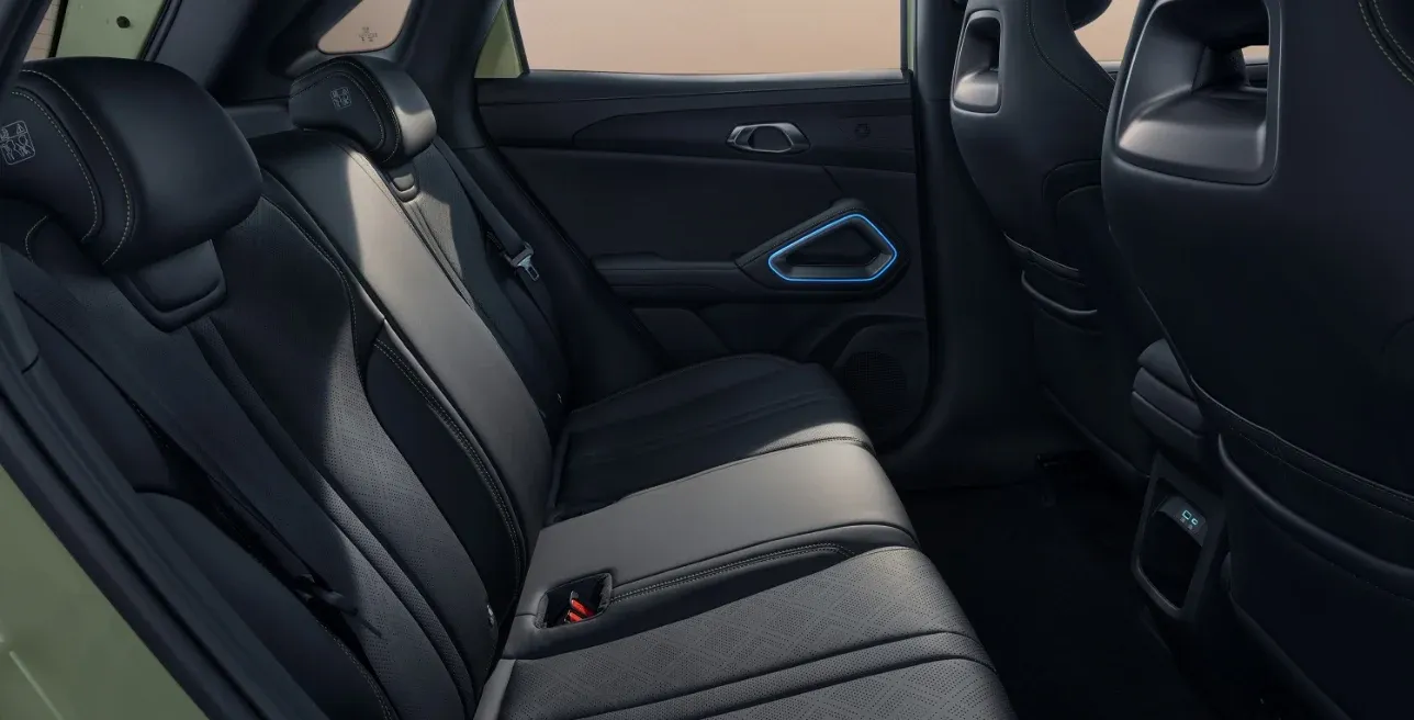 Vista lateral do interior do BYD ATTO 2