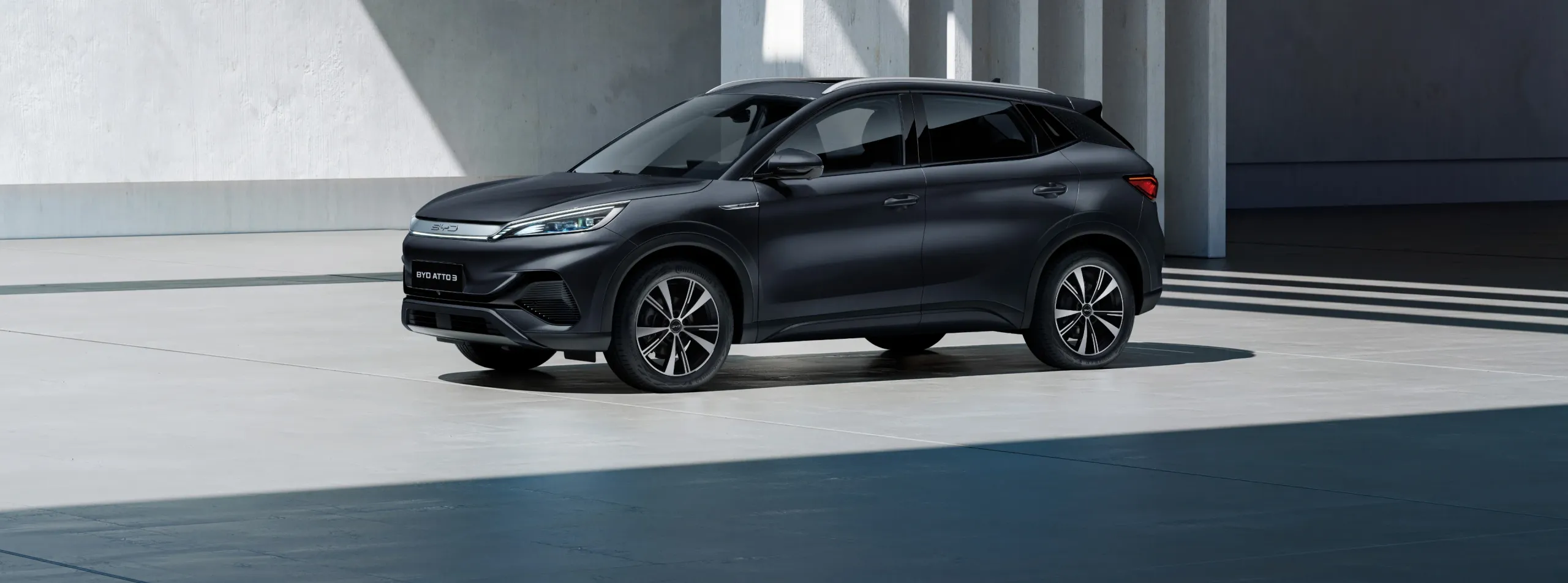 BYD ATTO 3 preto estacionado de lado 