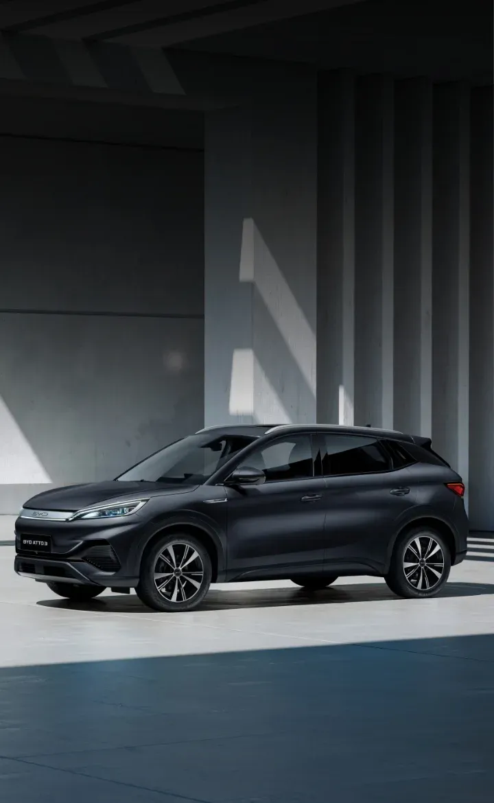 BYD ATTO 3 preto estacionado de lado 
