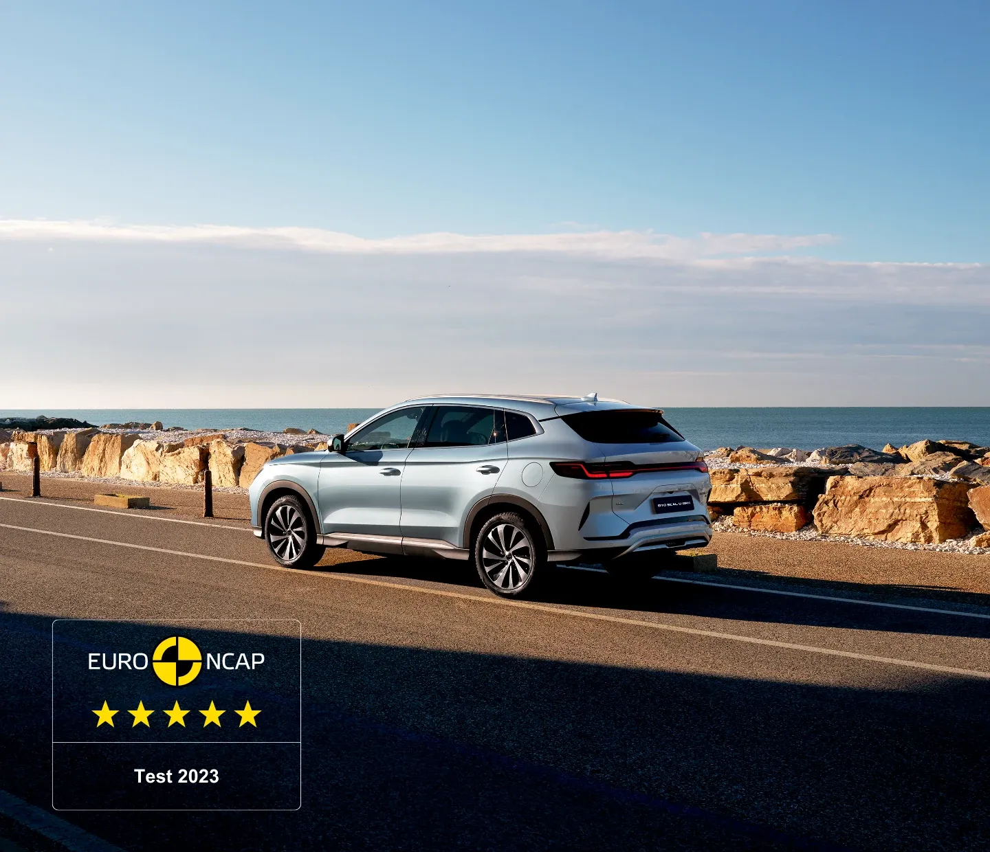 BYD SEAL U DM-i na estrada junto ao mar