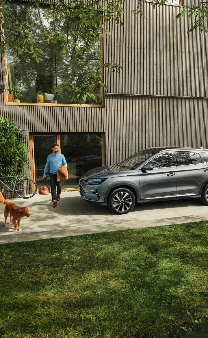BYD SEAL U DM-i cinzento à porta de casa estacionado