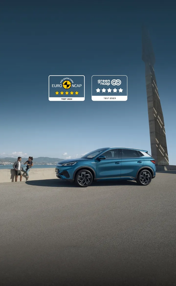 BYD ATTO 3 estacionado ao pé de um rapaz e de uma rapariga que conversam