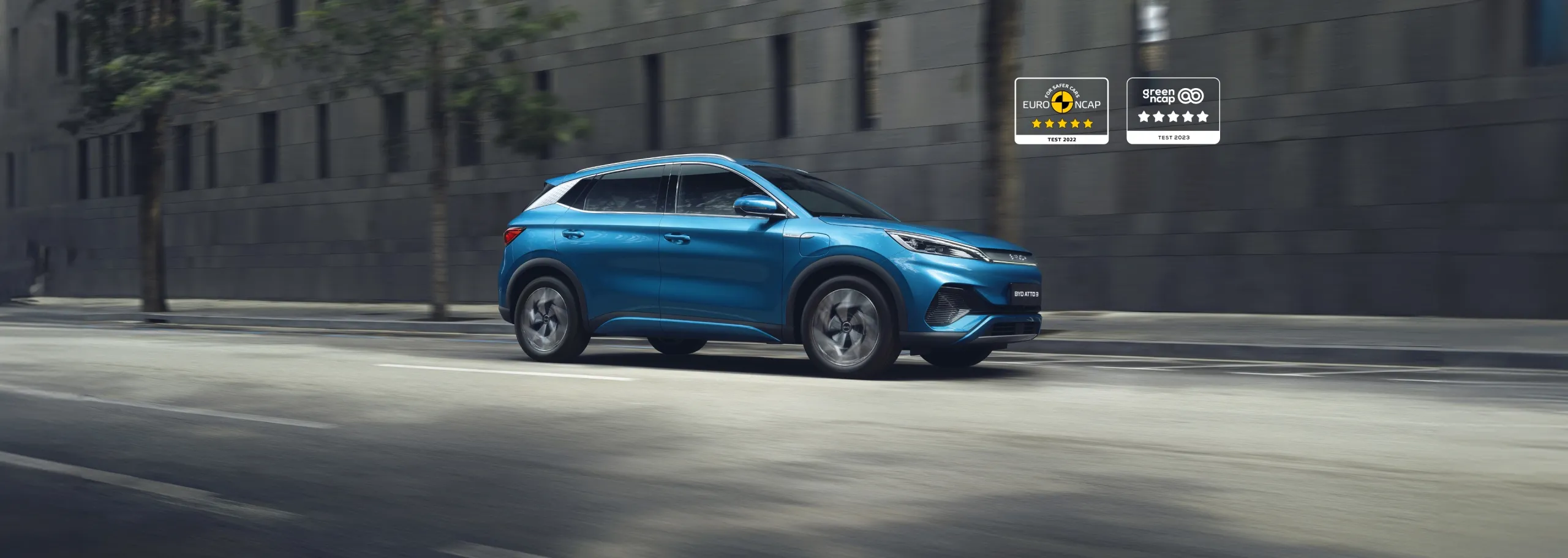BYD ATTO 3 circula numa estrada urbana e mostra que é um dos suvs mais seguros