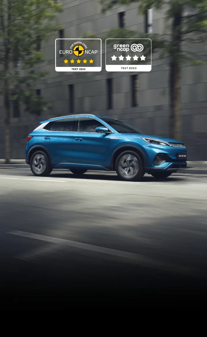 BYD ATTO 3 circula numa estrada urbana e mostra que é um dos suvs mais seguros