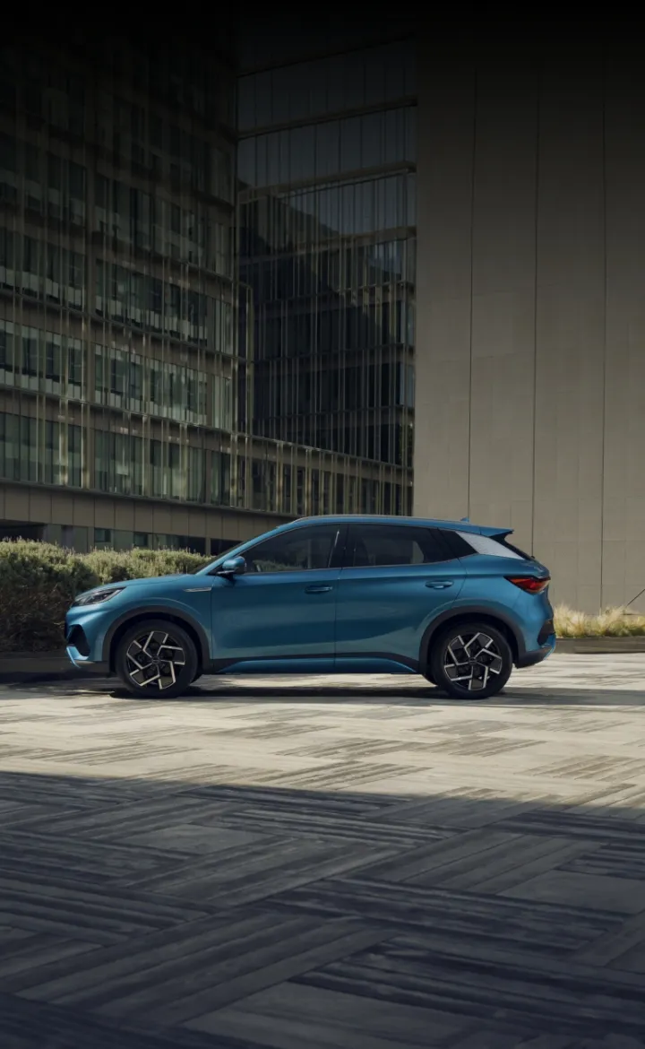 BYD ATTO 3 estacionado de perfil evidenciando suas linhas desportivas