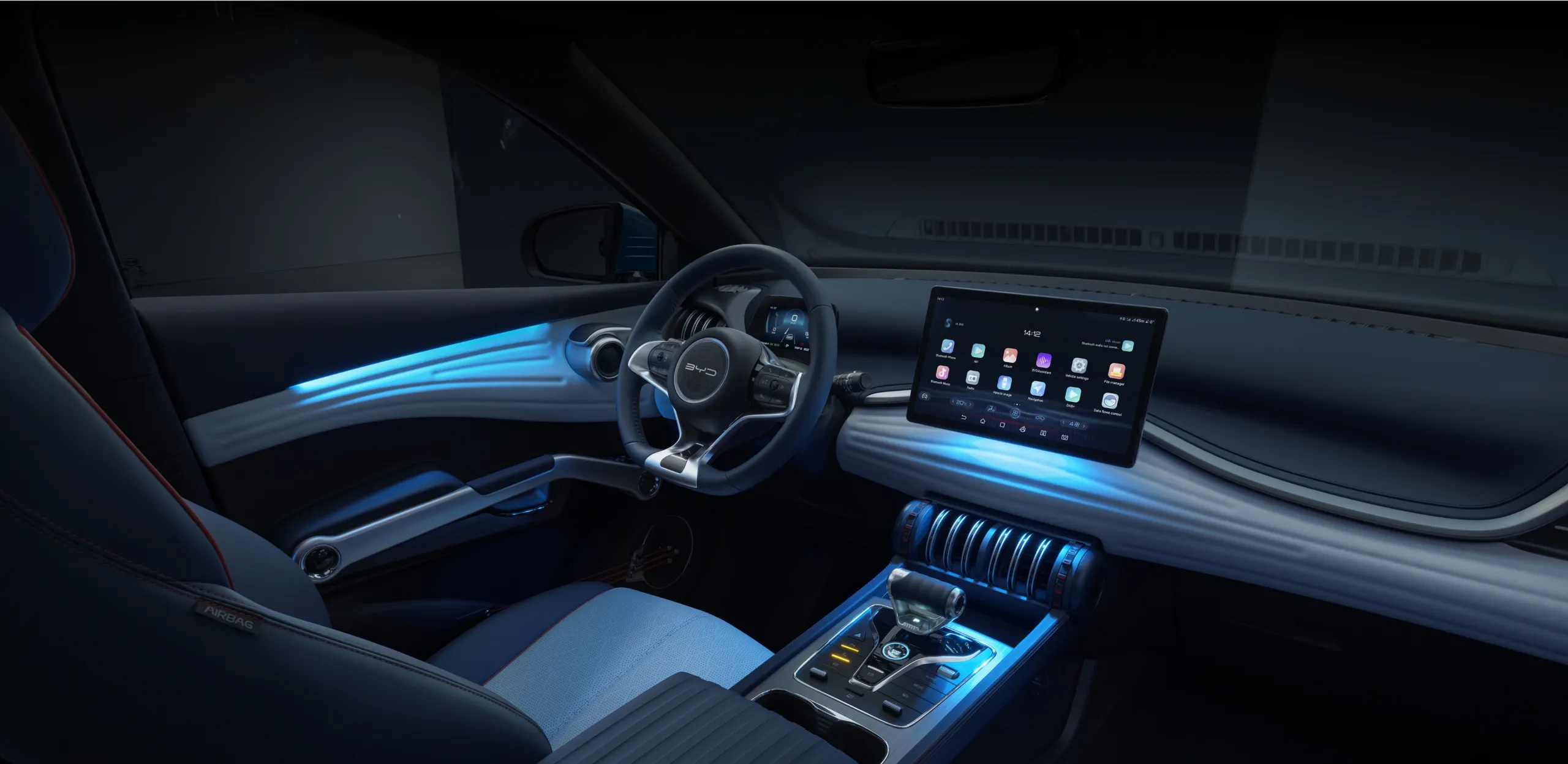 Vista do cockpit do BYD ATTO 3 iluminado em tons de azul