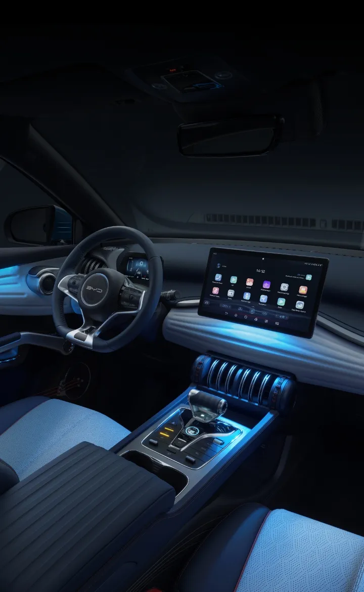 Vista do cockpit do BYD ATTO 3 iluminado em tons de azul