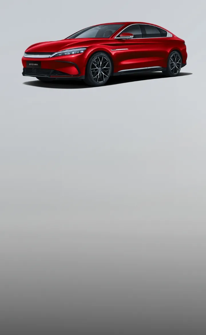 BYD HAN vermelho estacionado num fundo neutro cinzento
