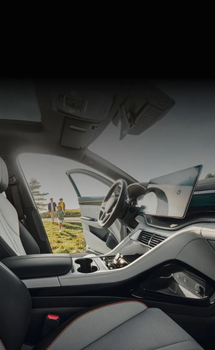 Vista a partir do interior do BYD SEAL U de uma família que se dirige para o carro