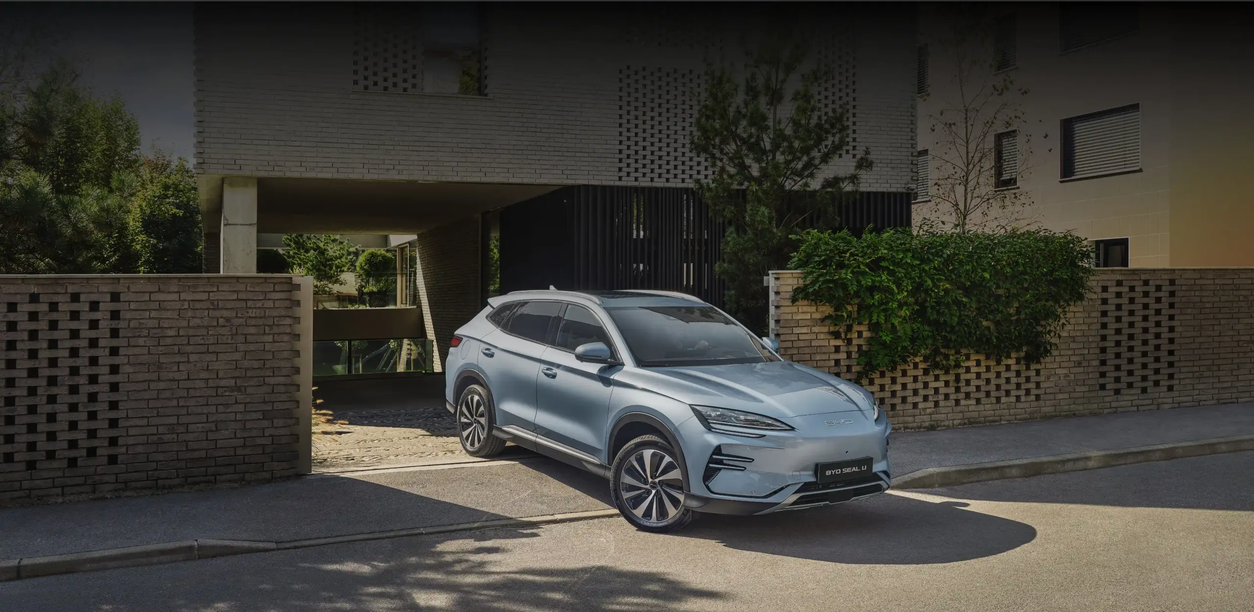 BYD SEAL U a efetuar manobra de estacionamento em garagem