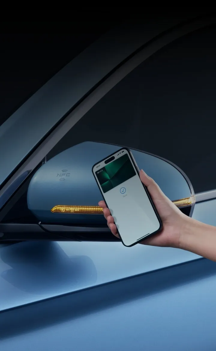 Utilizador a conectar o seu dispositivo smartphone
