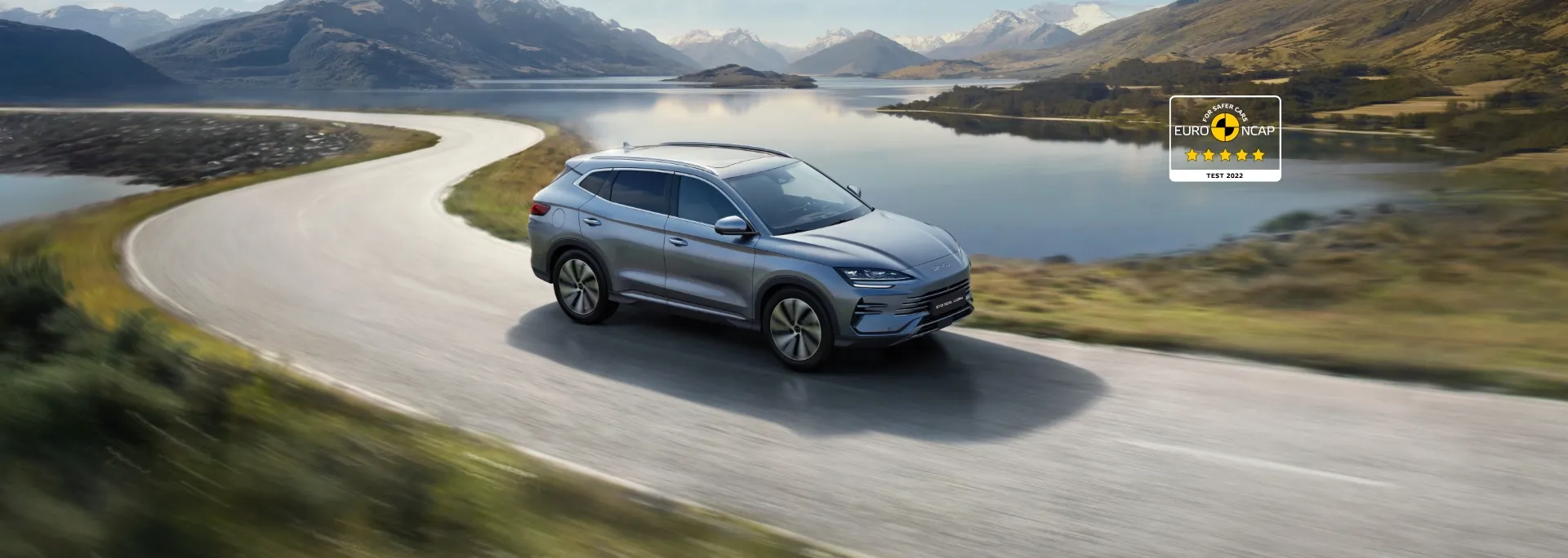 : BYD SEAL U DM-i circula numa estrada que serpenteia um lago