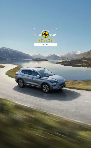 : BYD SEAL U DM-i circula numa estrada que serpenteia um lago