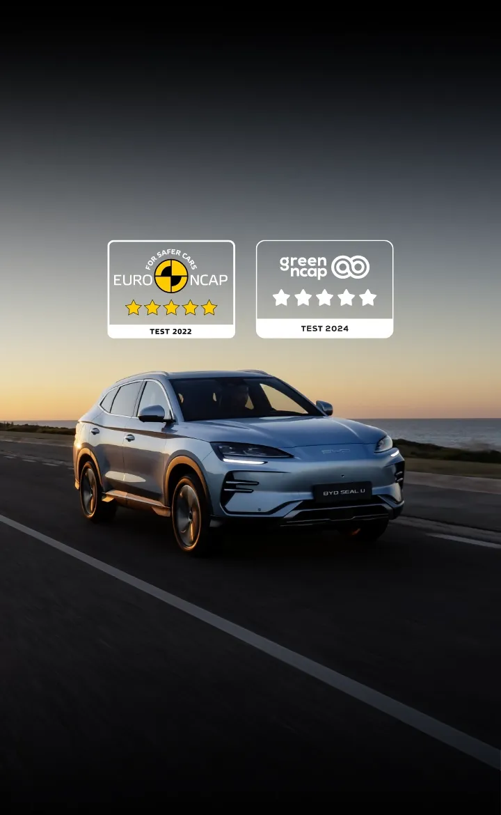 O BYD SEAL U circula numa estrada junto à costa com um pôr-do-sol atrás
