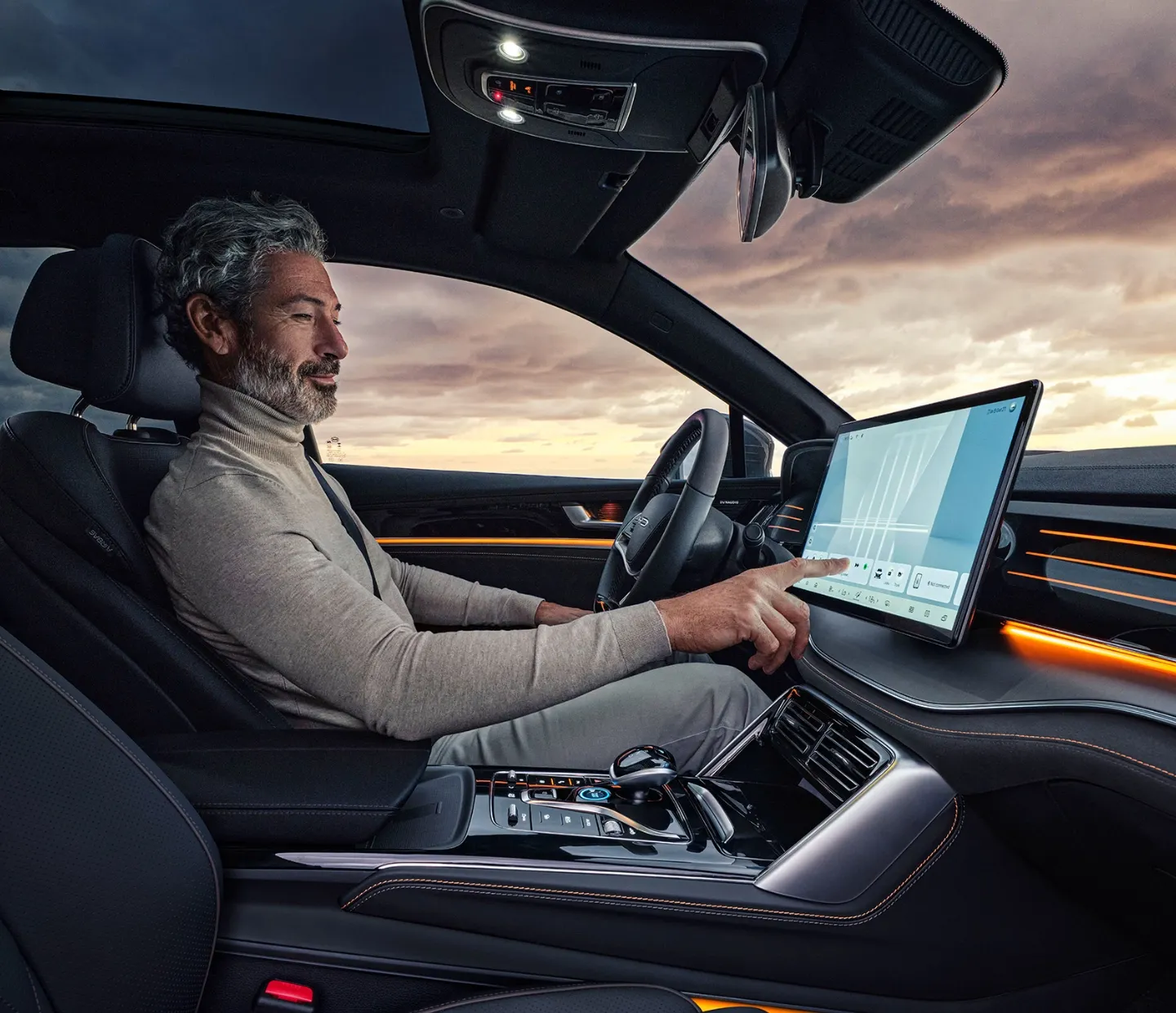 Condutor utiliza o sistema de infoentretenimento do BYD TANG