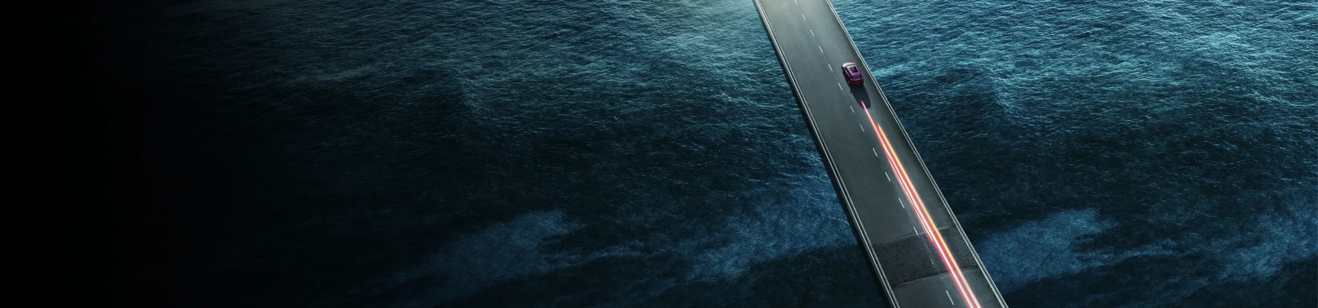 Um carro BYD a passar uma ponte acima do mar