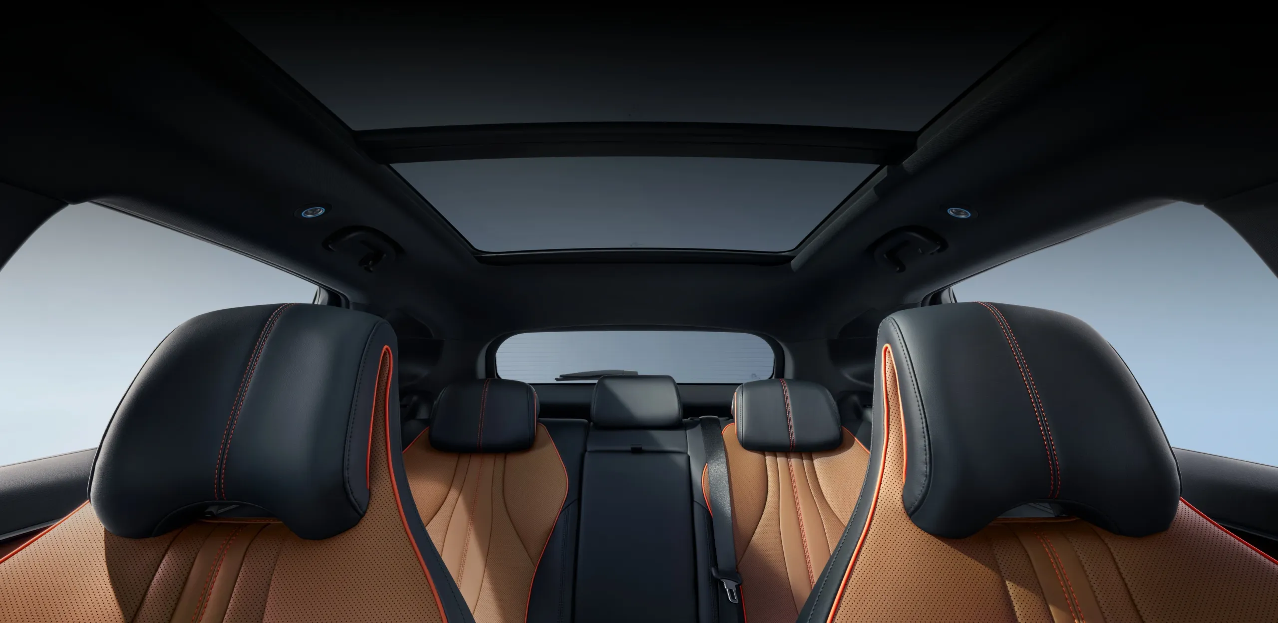 Vista interior dos estofos dianteiros e traseiros do BYD SEAL U DM-i