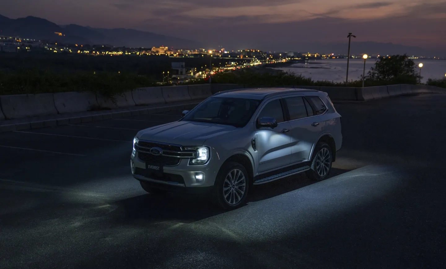 Ford Everest parada num estacionamento com as luzes ligadas