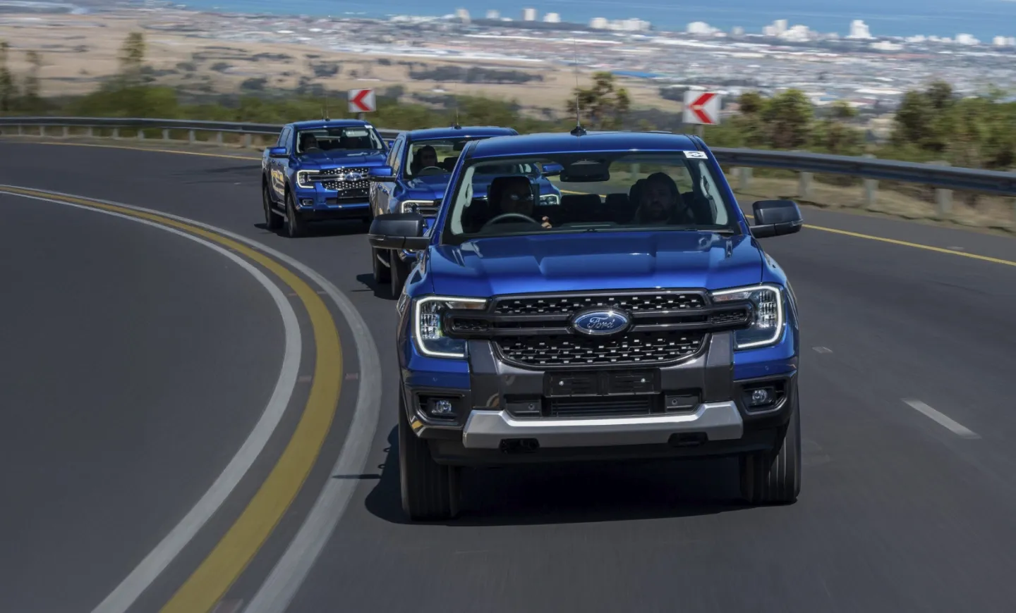 Três Ford Rangers a andar em fila por uma estrada