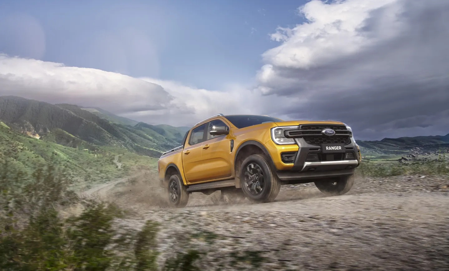 Ford Ranger numa estrada de terra com uma montanha no fundo