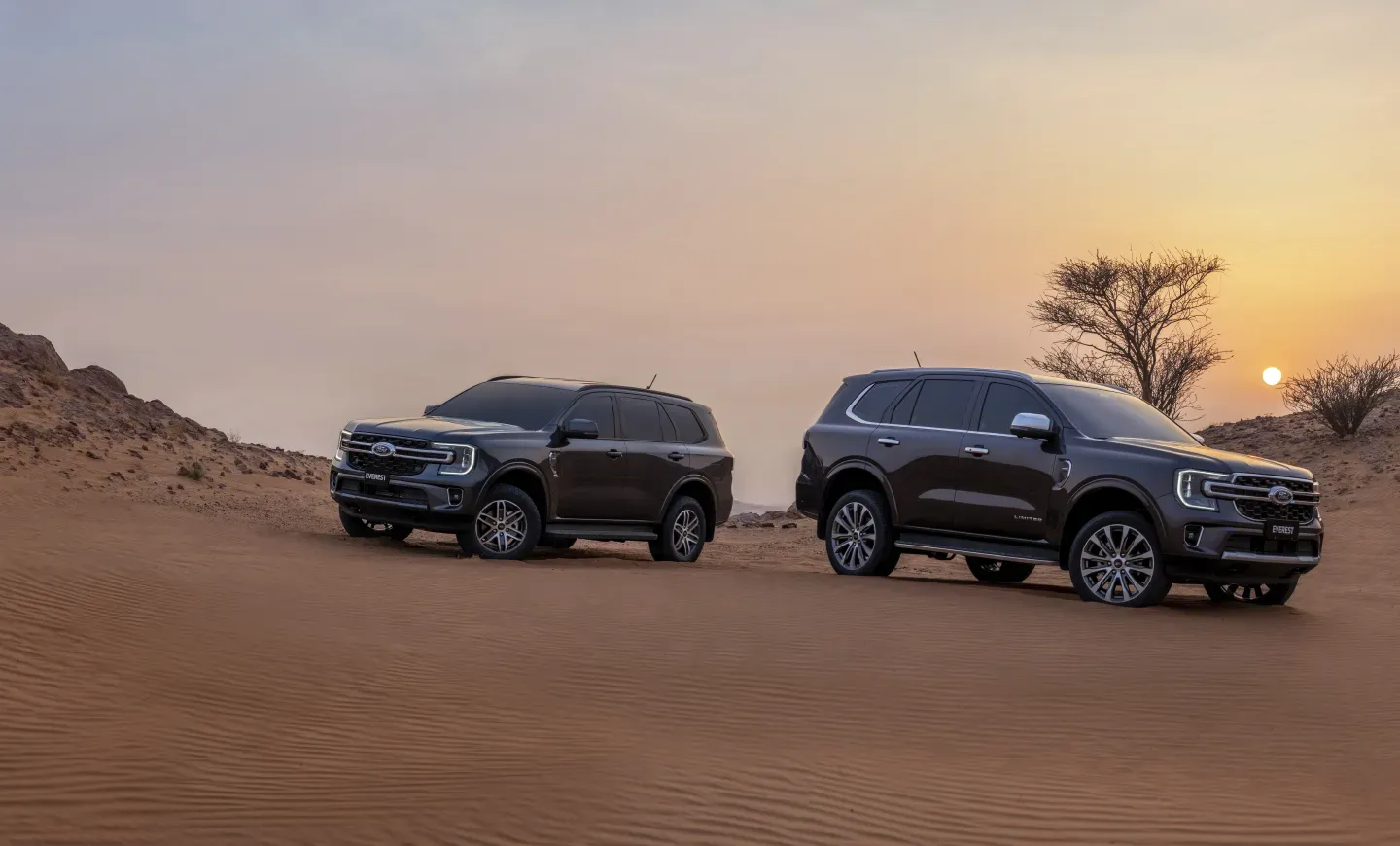 Ford Everest no deserto com o porto do sol no fundo
