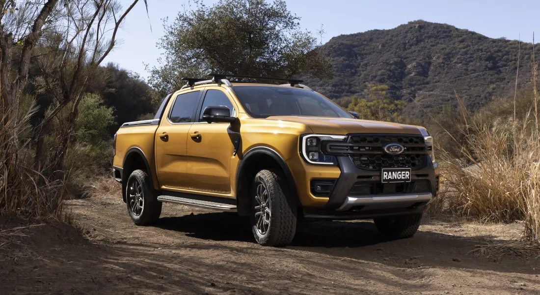 Ford Ranger estacionada no meio de uma floresta