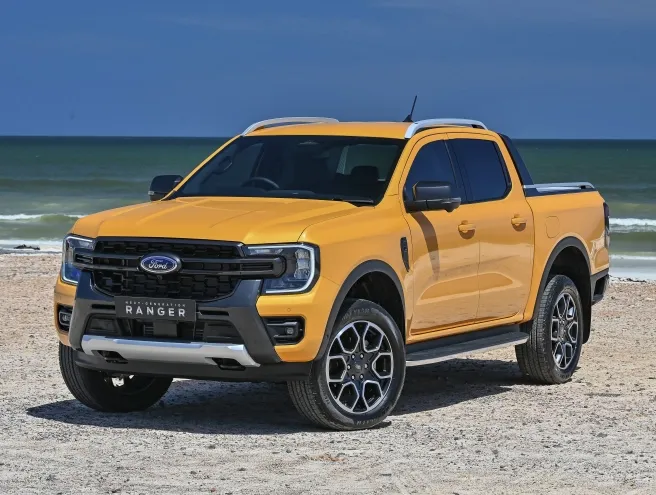 Ford Ranger Wildtrak estacionada na praia