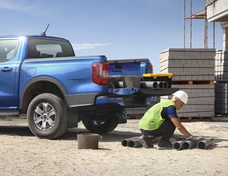 Ford Ranger num ambiente de construção a carregar tubos e uma mala de ferramentas