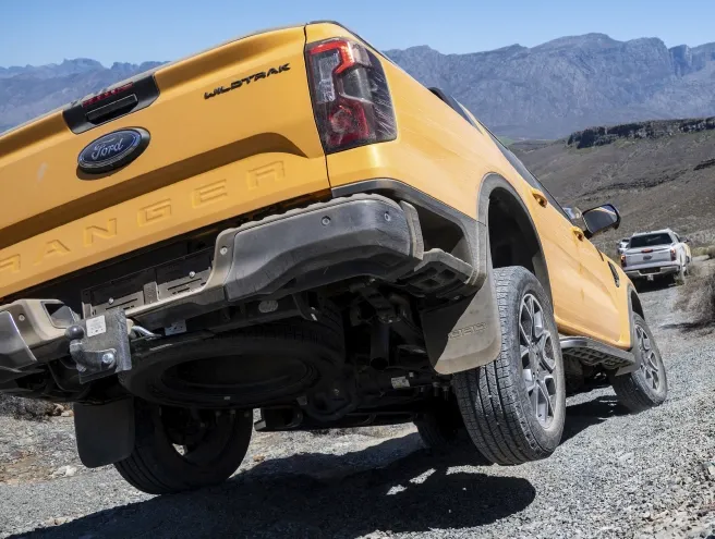 Ford Ranger a descer uma montanha e com a roda traseira direita no ar