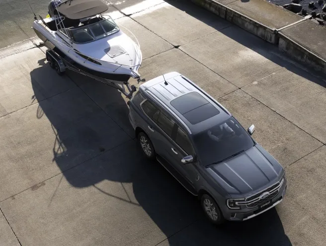 Ford Everest a rebocar um barco