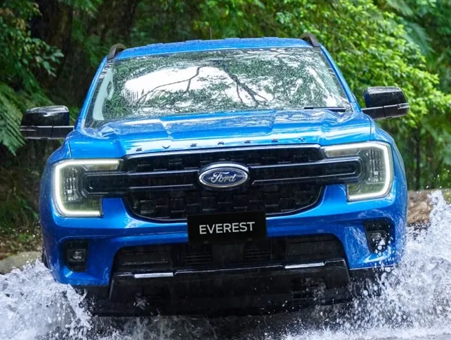 Ford Everest a atravessar uma estrada com água