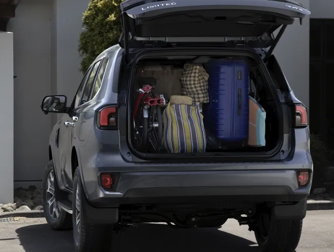 Ford Everest com o porta malas aberto e cheio de malas