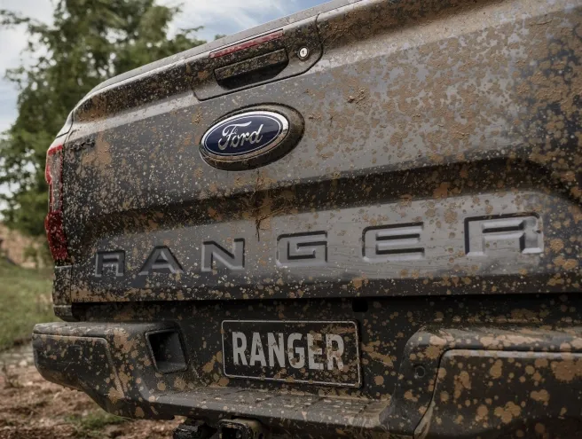Traseira da Ford Ranger suja de lama e com destque no seu design