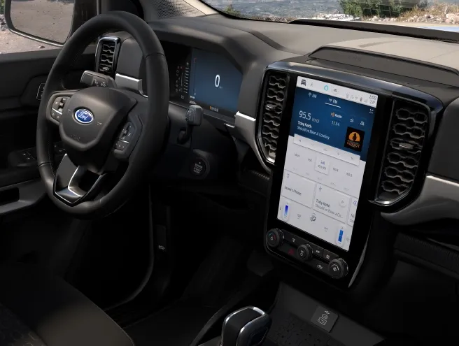 Lugar do condutor com destaque no volante e no dashboard