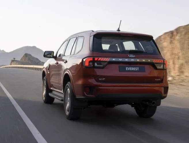 Ford Everest a andar numa estrada