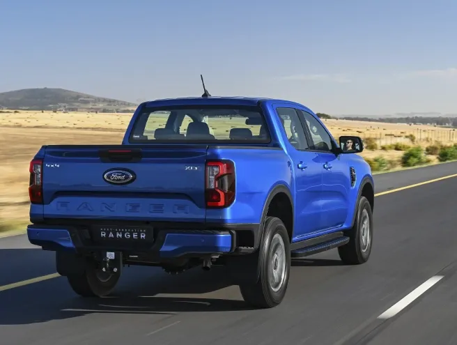 Ford Ranger a andar por estrada no meio de planicies