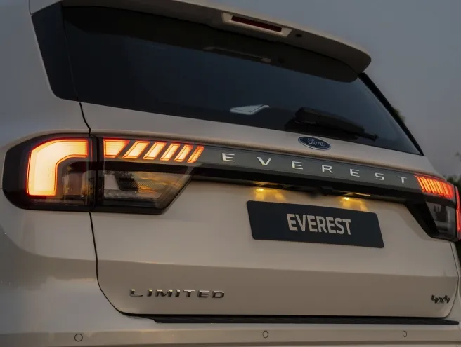 Traseira da Ford Everest com as luzes ligadas