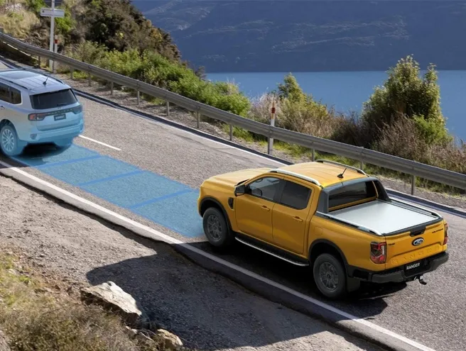 Ford Ranger com a indicação gráfica da distância para o carro da frente