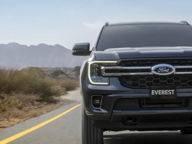 Ford Everest a andar numa estrada entre montanhas