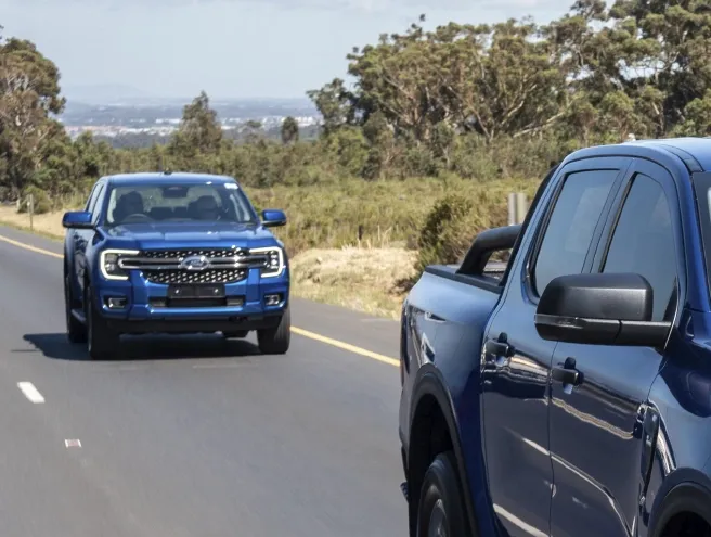 Ford Ranger atrás de outra Ford Ranger enquanto andam pela estrada