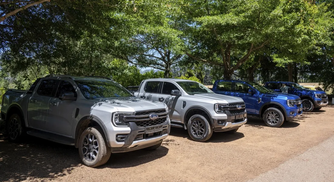 Ford Rangers á sombra de árvores umas ao lado das outras