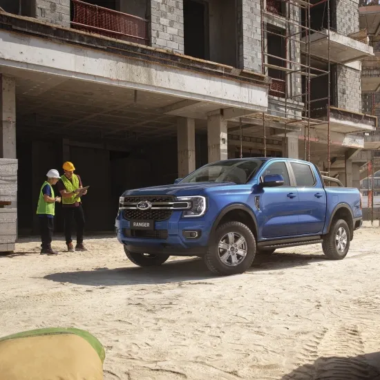 Ford Ranger num ambiente de construção civil com dois trabalhadores ao lado